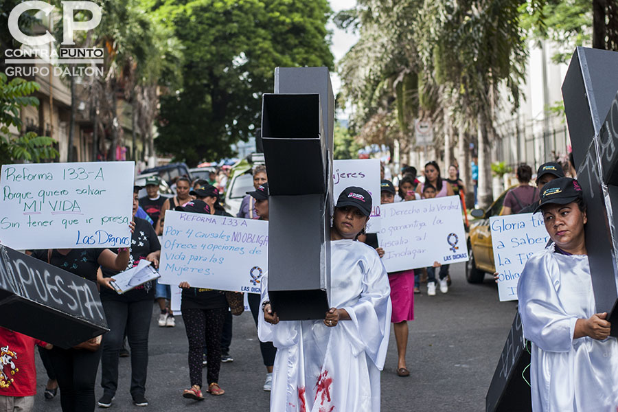 El aborto en El Salvador está prohibido en todas las circunstancias, incluso cuando el embarazo es consecuencia de violación o incesto o cuando la vida de la embarazada corre peligro.