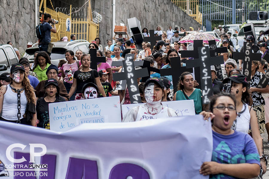 Las organizaciones marcharon hacia la Asamblea Legislativa para exigir a los diputados la aprobación de las 4 causales: 1- Cuando corre riesgo la vida de la madre, y es necesario preservar su salud. 2- Cuando el embarazo es producto de una violación sexual o trata de personas. 3- Cuando el feto no puede vivir después del parto. 4- Cuando las embarazadas sean niñas.