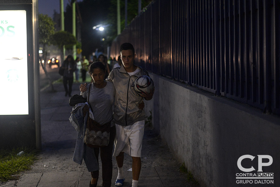 Con una pelota de fútbol y abrazado a su madre Daniel Alemán camina a las afueras de tribunales. al recobrar su libertad luego de un año seis meses de estar en prisión. Daniel fue absuelto del delito de Extorsión al que fue imputado mientras era procesado por tráfico de drogas, acusación que fue anulada debido a que dos policÃas le implantaron una libra de marihuana.