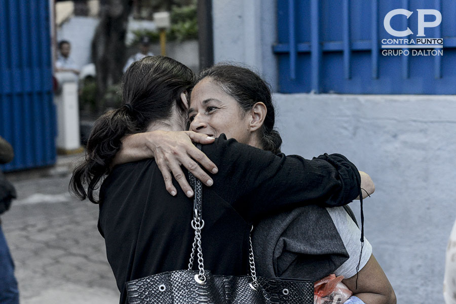 Meira Alemán, madre de Daniel celebra la absolución de su hijo a las afueras de tribunales. Daniel Alemán recobró su libertad luego de un año seis meses de estar en prisión. Daniel fue absuelto del delito de Extorsión al que  fue imputado mientras era procesado por tráfico de drogas, acusación que fue anulada debido a que dos policÃ­as le implantaron una libra de marihuana.