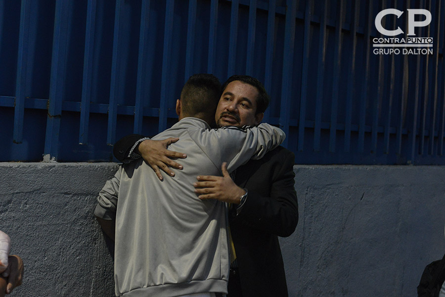 Daniel Alemán abraza a su abogado defensor Dennis Muñoz al recobrar su libertad luego de un año seis meses de estar en prisión. Daniel fue absuelto del delito de Extorsión al que fue imputado mientras era procesado por tráfico de drogas, acusación que fue anulada debido a que dos policÃas le implantaron una libra de marihuana.