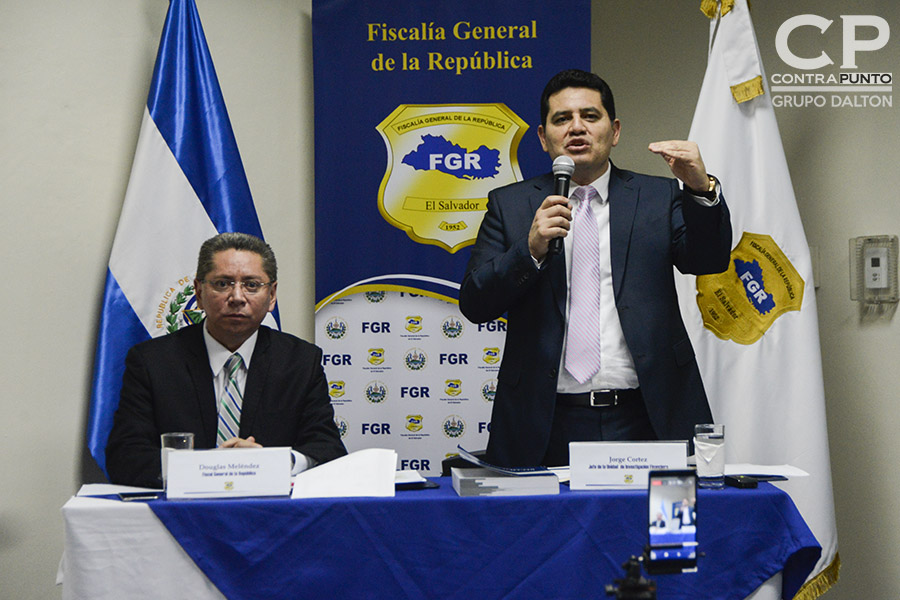 El fiscal General, Douglas Meléndez (I) y el jefe de la Unidad de  Investigación Financiera, Jorge Cortez durante la conferencia de prensa en la que la FiscalÃ­a acusó al expresidente de Mauricio Funes de diseñar una red de extracción de fondos públicos, desviando $351 millones de dólares.