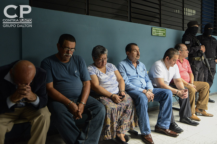 Un total de 31 personas ha acusado la FiscalÃa General de la República que junto con el expresidente de Mauricio Funes de diseñar una red de extracción de fondos públicos, desviando $351 millones de dólares.
Seis de los imputados fueron presentados en el juzgado Quinto de Paz de San Salvador.