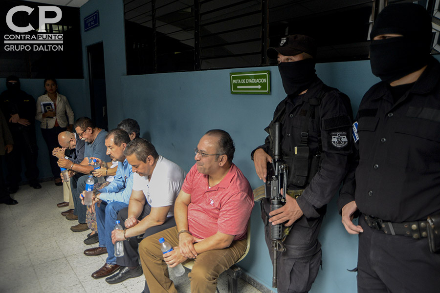 Un total de 31 personas ha acusado la FiscalÃa General de la República que junto con el expresidente de Mauricio Funes de diseñar una red de extracción de fondos públicos, desviando $351 millones de dólares.
Seis de los imputados fueron presentados en el juzgado Quinto de Paz de San Salvador.