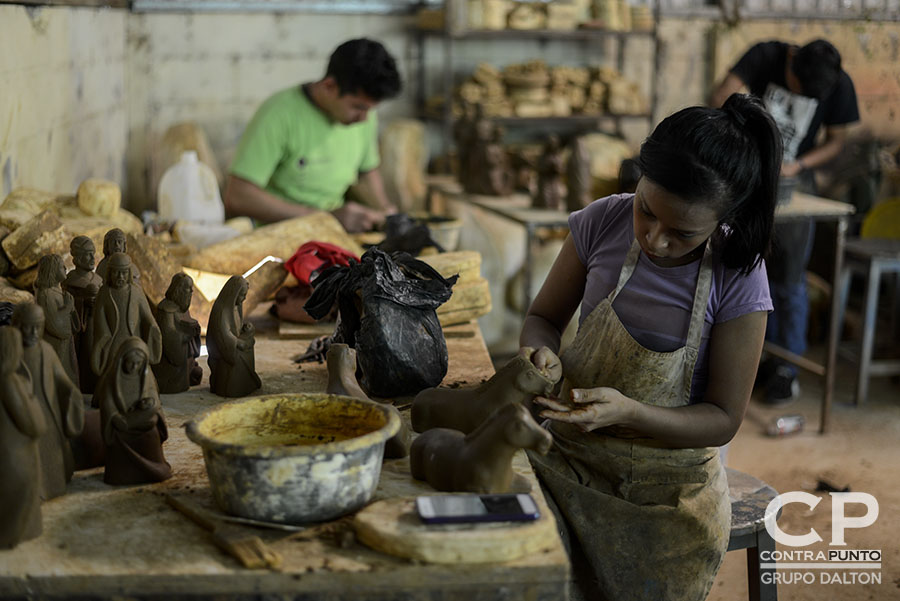 El arte de la elaboración de muñecos de barro y cerámica se consolida en Ilobasco, Cabañas, ciudad en la que para las festividades de navidad y fin de año son producidas las figuras con las que se decora el tradicional nacimiento o misterio.