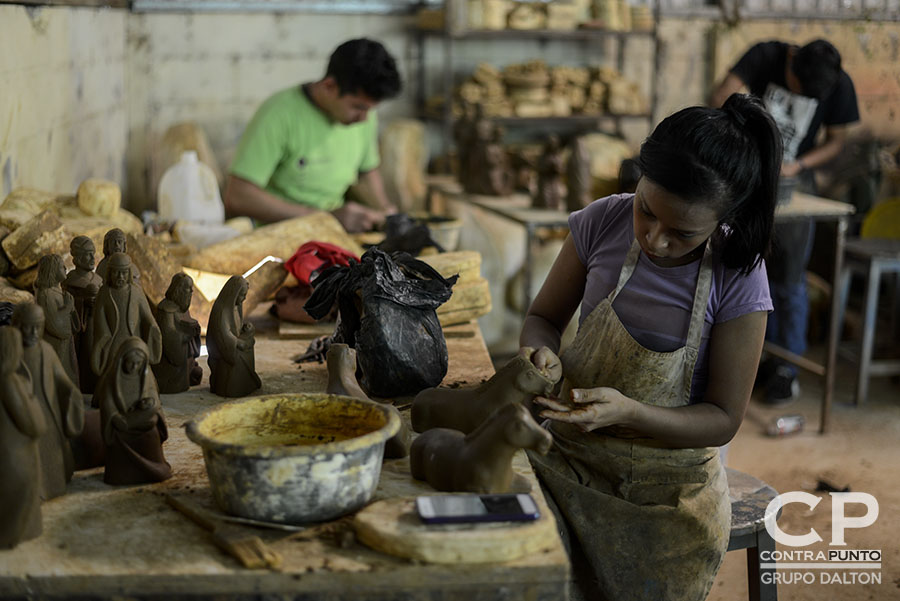 El arte de la elaboración de muñecos de barro y cerámica se consolida en Ilobasco, Cabañas, ciudad en la que  para las festividades de navidad y fin de año son producidas las figuras con las que se decora el tradicional nacimiento o misterio.