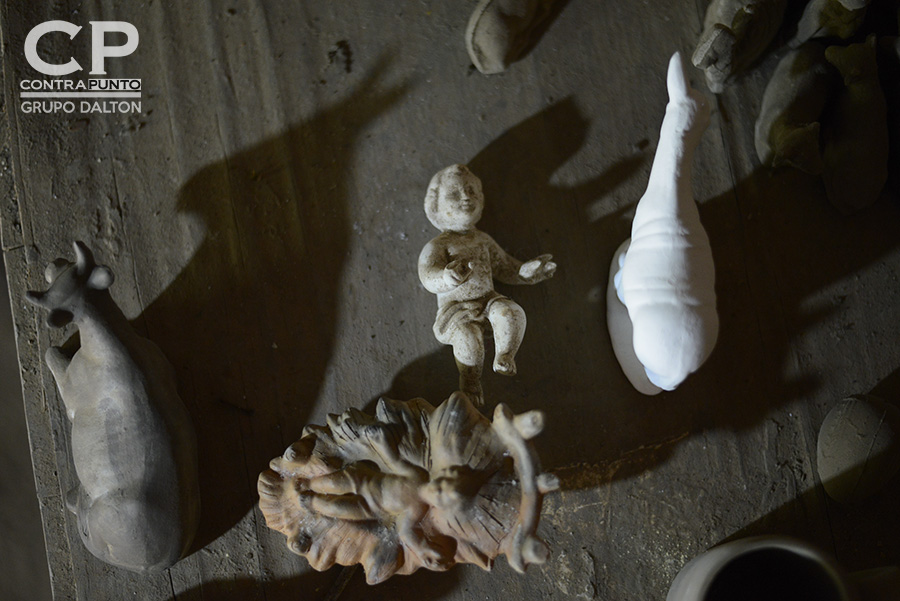 El arte de la elaboración de muñecos de barro y cerámica se consolida en Ilobasco, Cabañas, ciudad en la que para las festividades de navidad y fin de año son producidas las figuras con las que se decora el tradicional nacimiento o misterio.