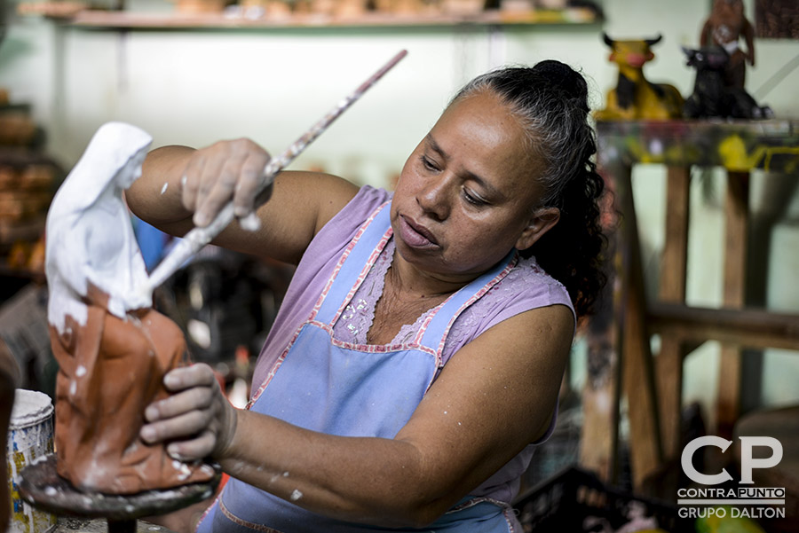El arte de la elaboración de muñecos de barro y cerámica se consolida en Ilobasco, Cabañas, ciudad en la que para las festividades de navidad y fin de año son producidas las figuras con las que se decora el tradicional nacimiento o misterio.