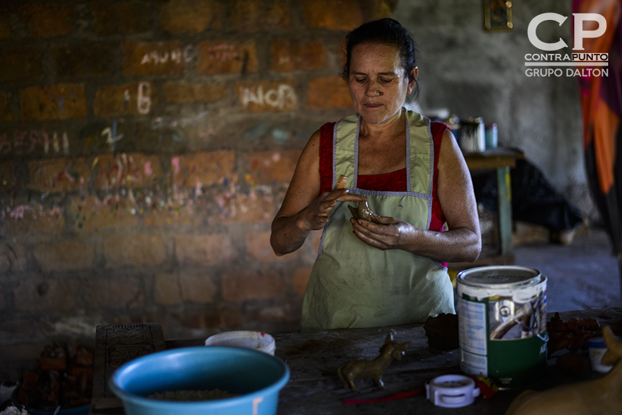 MarÃ­a Carmela MunguÃ­a realiza artesanÃ­as de barro en su casa, en Ilobasco, Cabañas, ciudad en la que  para las festividades de navidad y fin de año son producidas las figuras con las que se decora el tradicional nacimiento o misterio.