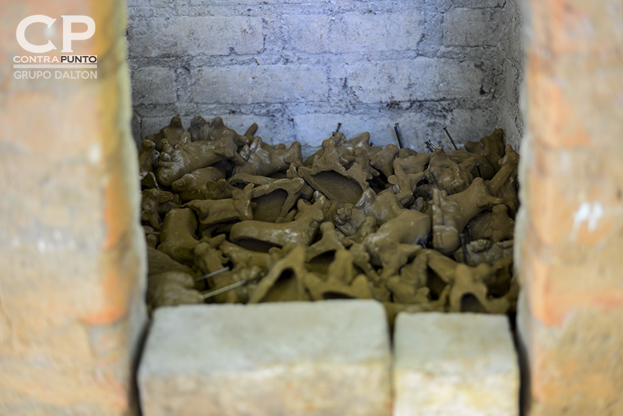 Horno artesanal que utilizan paran endurecer las figuras de barro en casa de Carmela MunguÃa. El arte de la elaboración de muñecos de barro y cerámica se consolida en Ilobasco, Cabañas, ciudad en la que para las festividades de navidad y fin de año son producidas las figuras con las que se decora el tradicional nacimiento o misterio.