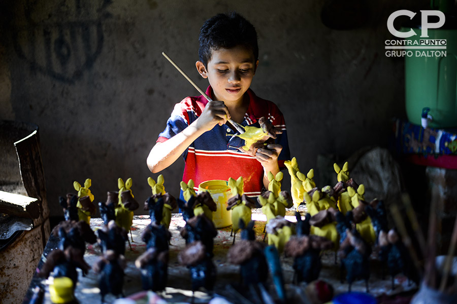 El arte de la elaboración de muñecos de barro y cerámica se consolida en Ilobasco, Cabañas, ciudad en la que para las festividades de navidad y fin de año son producidas las figuras con las que se decora el tradicional nacimiento o misterio.