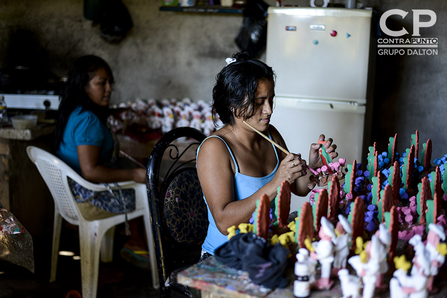 El arte de la elaboración de muñecos de barro y cerámica se consolida en Ilobasco, Cabañas, ciudad en la que para las festividades de navidad y fin de año son producidas las figuras con las que se decora el tradicional nacimiento o misterio.