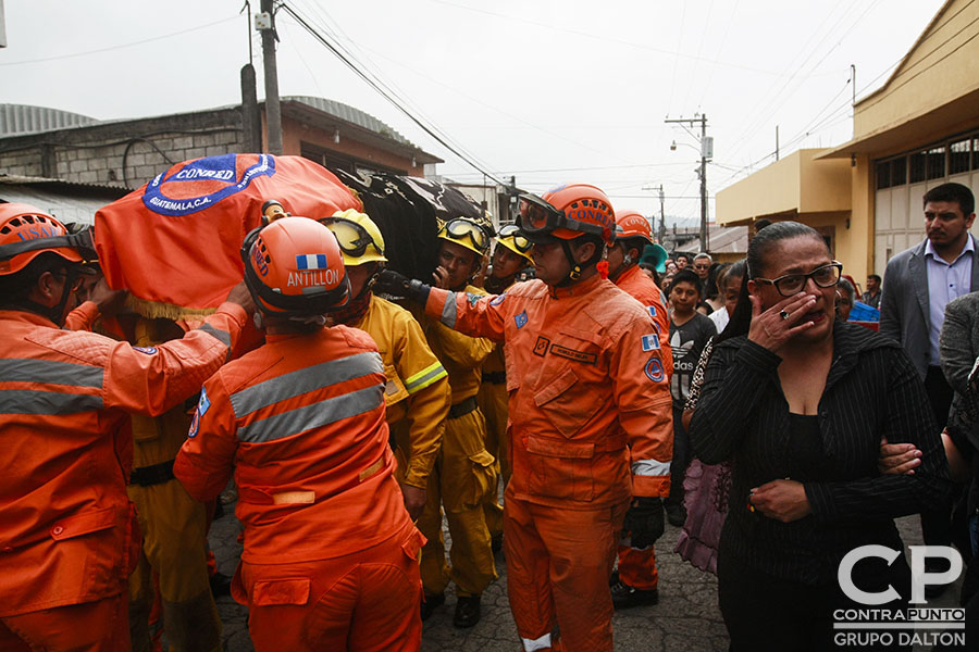 Juan Fernando Galindo, delegado departamental de Coordinadora Nacional para la Reducción de Desastres (CONRED), murió al ser alcanzado por una explosión del Volcán de Fuego mientras evacuaba a personas en riesgo.
Los héroes que luchan por rescatar los cuerpos y desaparecidos de la erupción del Volcán de Fuego en Guatemala están concentrados en el puesto de Bomberos número 55 de el municipio de Alotenango, departamento de Zacatepeque.