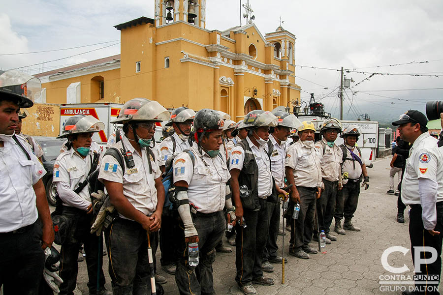 Los héroes que luchan por rescatar los cuerpos y desaparecidos de la erupción del Volcán de Fuego en Guatemala están concentrados en el puesto de Bomberos número 55 de el municipio de Alotenango, departamento de Zacatepeque.