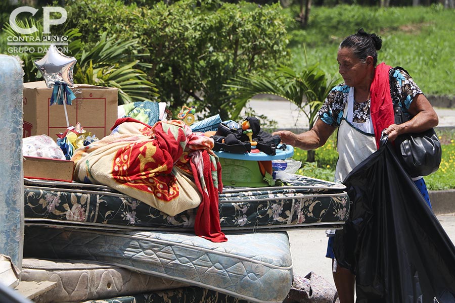 Habitantes de la Comunidad El Espino fueron desalojados por el juez de Paz de Antiguo Cuscatlán. Ahora, estas familias que habitaron parte de la finca El Espino quedan sin un hogar.