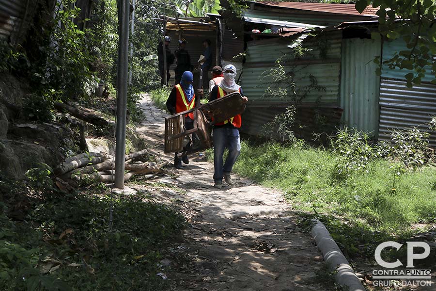 Habitantes de la Comunidad El Espino fueron desalojados por el juez de Paz de Antiguo Cuscatlán. Ahora, estas familias que habitaron parte de la finca El Espino quedan sin un hogar.