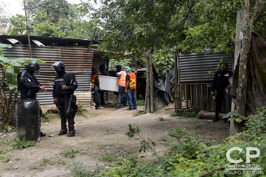 Habitantes de la Comunidad El Espino fueron desalojados por el juez de Paz de Antiguo Cuscatlán. Ahora, estas familias que habitaron parte de la finca El Espino quedan sin un hogar.