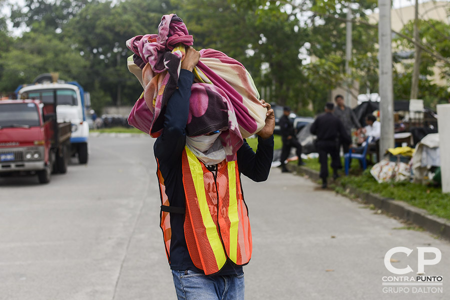 Un grupo de sujetos, muchos de ellos encapuchados, sacaron las pertenencias  de los habitantes de la Comunidad El Espino, que  fueron desalojados por el juez de Paz de Antiguo Cuscatlán. Ahora, estas familias que habitaron parte de la finca El Espino quedan sin un hogar.