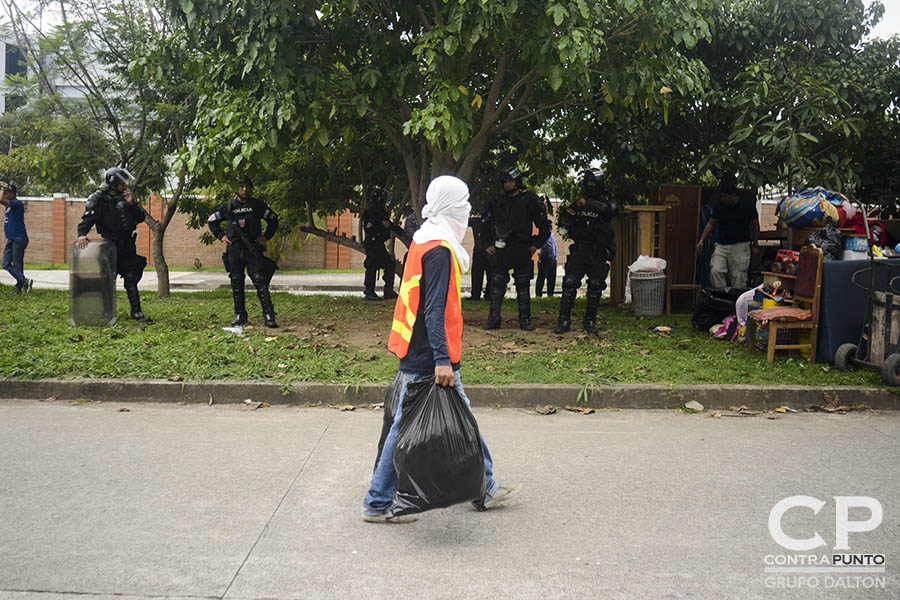 Un grupo de sujetos, muchos de ellos encapuchados, sacaron las pertenencias de los habitantes de la Comunidad El Espino, que fueron desalojados por el juez de Paz de Antiguo Cuscatlán. Ahora, estas familias que habitaron parte de la finca El Espino quedan sin un hogar.