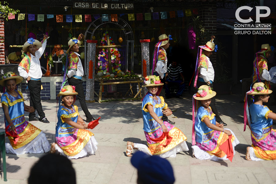 Cada 3 de mayo los habitantes de Panchimalco, al sur de San Salvador,  rinden  tributo a la Santa Cruz, para agradecer por las cosechas cuya siembra se aproxima junto con la estación lluviosa. En una mezcla de fervor religioso con las tradiciones  de los pueblos originarios.