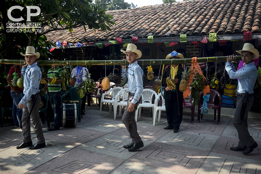 Cada 3 de mayo los habitantes de Panchimalco, al sur de San Salvador,  rinden  tributo a la Santa Cruz, para agradecer por las cosechas cuya siembra se aproxima junto con la estación lluviosa. En una mezcla de fervor religioso con las tradiciones  de los pueblos originarios.