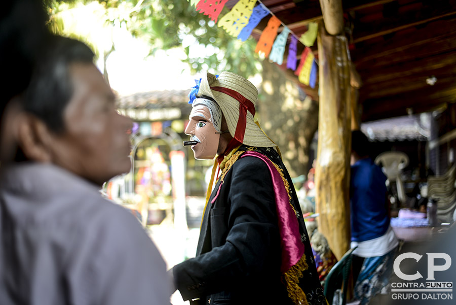 Cada 3 de mayo los habitantes de Panchimalco, al sur de San Salvador,  rinden  tributo a la Santa Cruz, para agradecer por las cosechas cuya siembra se aproxima junto con la estación lluviosa. En una mezcla de fervor religioso con las tradiciones  de los pueblos originarios.