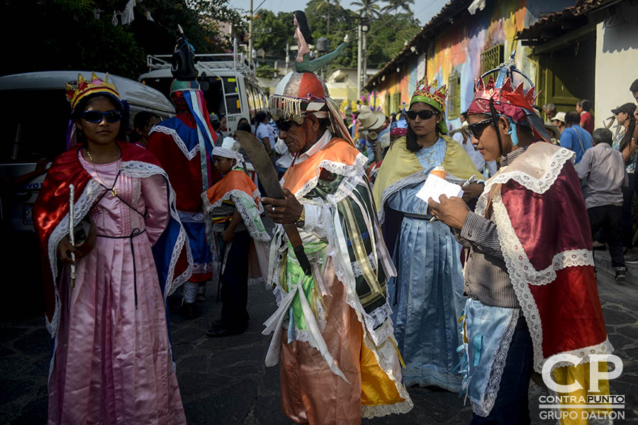 Los historiantes acompañan cada 3 de mayo a los habitantes de Panchimalco, al sur de San Salvador, que rinden  tributo a la Santa Cruz, para agradecer por las cosechas cuya siembra se aproxima junto con la estación lluviosa. En una mezcla de fervor religioso con las tradiciones  de los pueblos originarios.