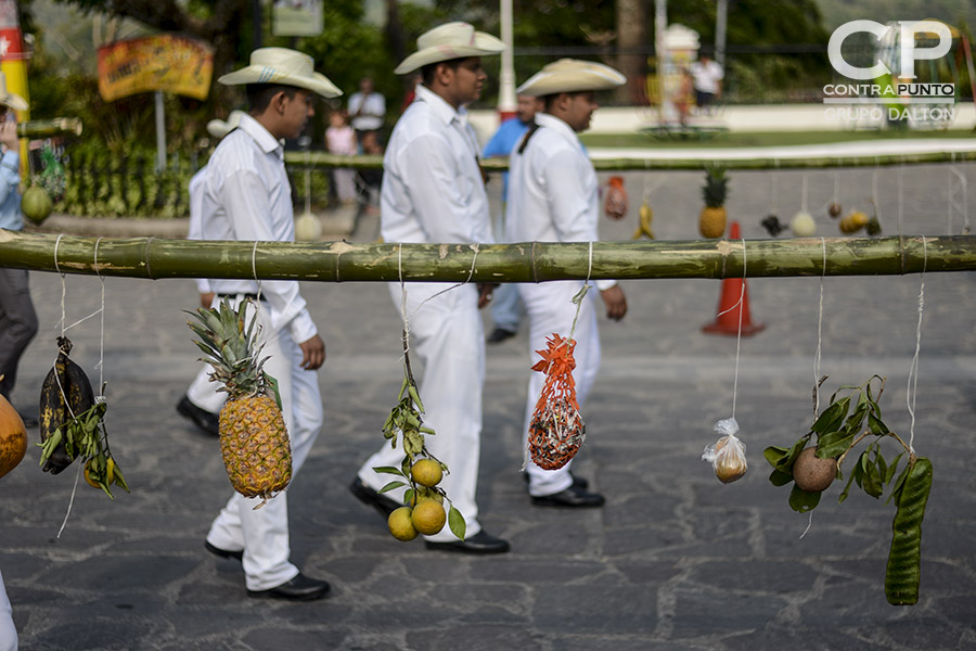 Jóvenes cargan palancas con fruta para  agradecer las cosechas. Cada 3 de mayo los habitantes de Panchimalco, al sur de San Salvador,  rinden  tributo a la Santa Cruz, para agradecer por las cosechas cuya siembra se aproxima junto con la estación lluviosa. En una mezcla de fervor religioso con las tradiciones  de los pueblos originarios.