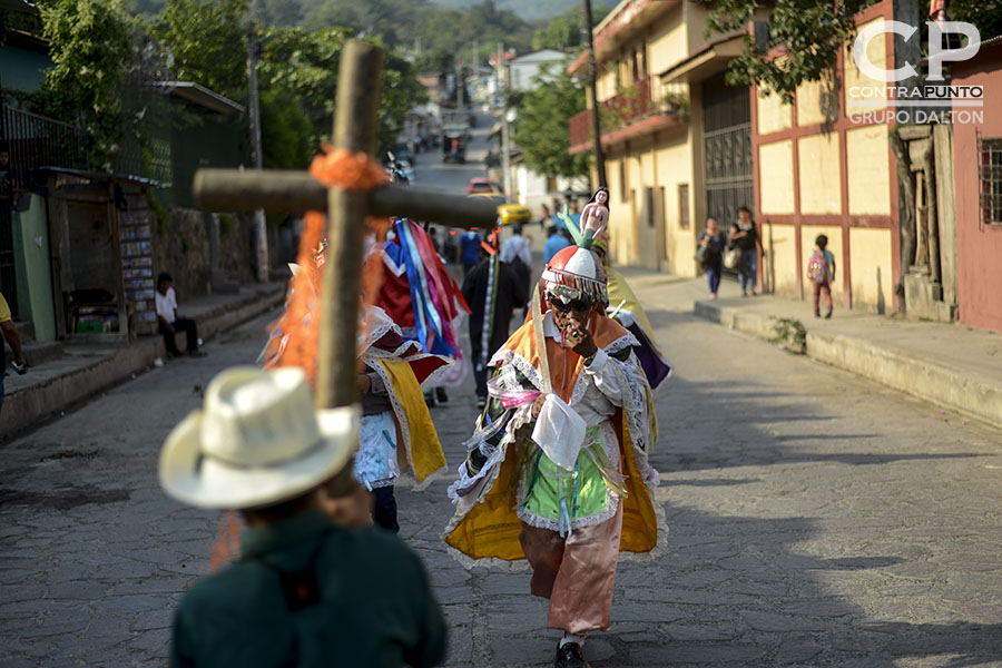 Cada 3 de mayo los habitantes de Panchimalco, al sur de San Salvador,  rinden  tributo a la Santa Cruz, para agradecer por las cosechas cuya siembra se aproxima junto con la estación lluviosa. En una mezcla de fervor religioso con las tradiciones  de los pueblos originarios.