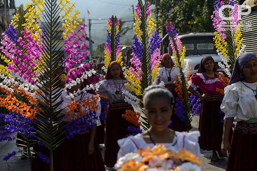 Jóvenes portan palmas con flores en agradecimiento a la naturaleza. Cada 3 de mayo los habitantes de Panchimalco, al sur de San Salvador, rinden tributo a la Santa Cruz, para agradecer por las cosechas cuya siembra se aproxima junto con la estación lluviosa. En una mezcla de fervor religioso con las tradiciones de los pueblos originarios.