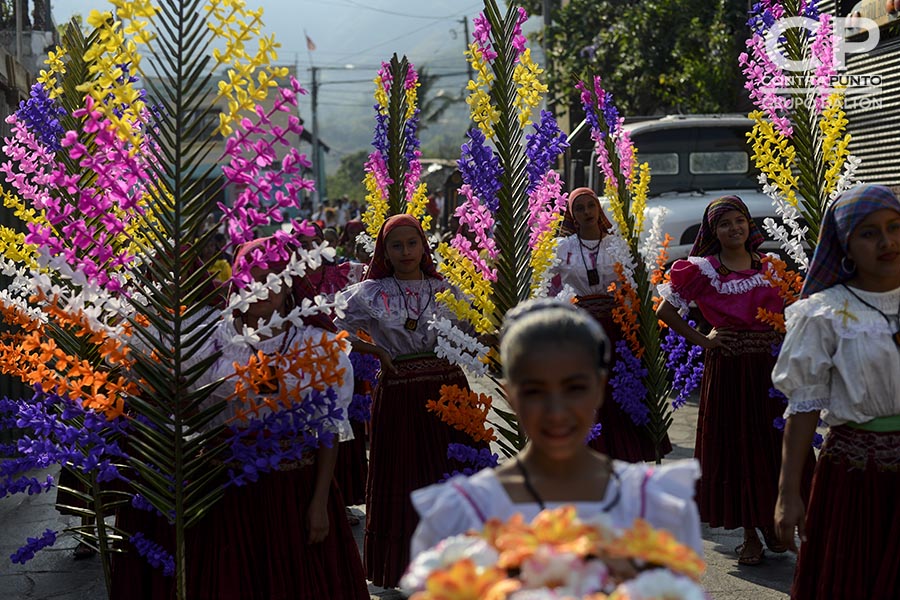 Jóvenes portan palmas con flores en agradecimiento a la naturaleza. Cada 3 de mayo los habitantes de Panchimalco, al sur de San Salvador,  rinden  tributo a la Santa Cruz, para agradecer por las cosechas cuya siembra se aproxima junto con la estación lluviosa. En una mezcla de fervor religioso con las tradiciones  de los pueblos originarios.