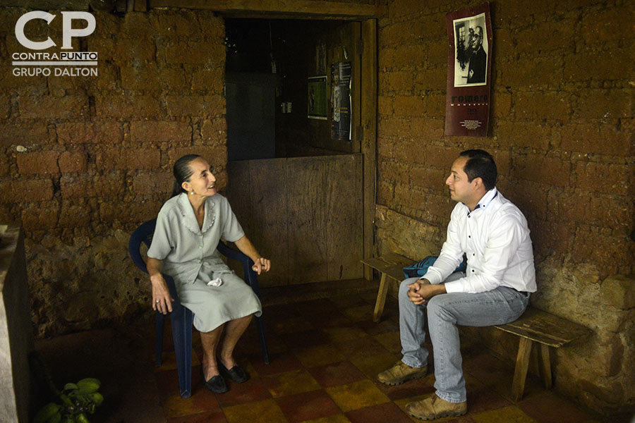 A Dorila Márquez los militares le asesinaron a su papá, mamá, dos hermanas y cuatro sobrinos en la conocida Masacre de El Mozote y lugares aledaños, perpetrada entre el 10 al 13 de diciembre de 1981. Dorila, presidenta de la Asociación Promotora de los Derechos Humanos de El Mozote, contó nuevamente su historia, pero esta vez desde su hogar, para el juez Primero de Paz de Meanguera, que realizó la diligencia ecomo parte del juicio en contra de 18 militares acusados de dirigir la matanza.