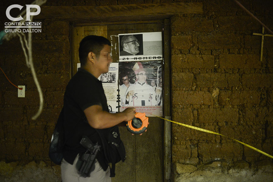 A Dorila Márquez los militares le asesinaron a su papá, mamá, dos hermanas y cuatro sobrinos en la conocida Masacre de El Mozote y lugares aledaños, perpetrada entre el 10 al 13 de diciembre de 1981. Dorila, presidenta de la Asociación Promotora de los Derechos Humanos de El Mozote, contó nuevamente su historia, pero esta vez desde su hogar, para el juez Primero de Paz de Meanguera, que realizó la diligencia como parte del juicio en contra de 18 militares acusados de dirigir la matanza.