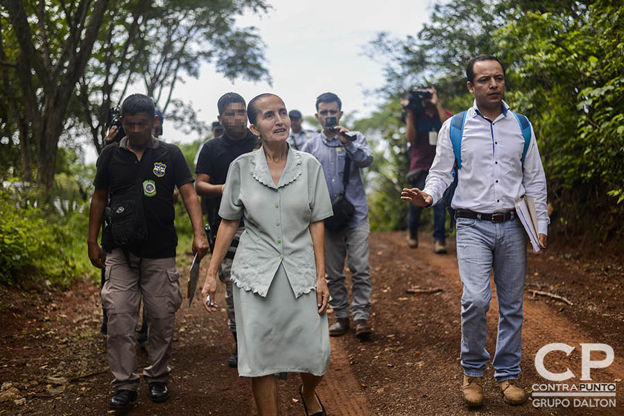 A Dorila Márquez los militares le asesinaron a su papá, mamá, dos hermanas y cuatro sobrinos en la conocida Masacre de El Mozote y lugares aledaños, perpetrada entre el 10 al 13 de diciembre de 1981. Dorila, presidenta de la Asociación Promotora de los Derechos Humanos de El Mozote, contó nuevamente su historia, pero esta vez para el juez Primero de Paz de Meanguera, que realizó la diligencia como parte del juicio en contra de 18 militares acusados de dirigir la matanza.