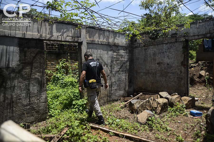 A Dorila Márquez los militares le asesinaron a su papá, mamá, dos hermanas y cuatro sobrinos en la conocida Masacre de El Mozote y lugares aledaños, perpetrada entre el 10 al 13 de diciembre de 1981. Dorila, presidenta de la Asociación Promotora de los Derechos Humanos de El Mozote, contó nuevamente su historia, pero esta vez para el juez Primero de Paz de Meanguera, que realizó la diligencia como parte del juicio en contra de 18 militares acusados de dirigir la matanza.