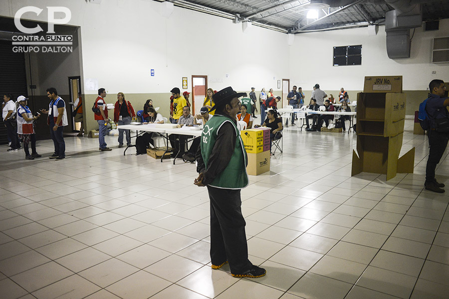 La ausencia de votantes se reflejó a primeras horas del dÃ­a en el pabellón 1 del Centro de Ferias y Convenciones (CIFCO). Salvadoreños eligen a diputados y alcaldes para el periodo 2018-2021, en una jornada que inició a las 7:00 de la mañana.