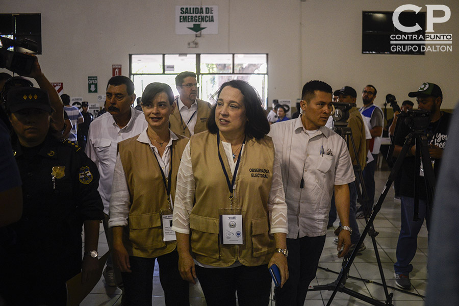 Jean Manes, embajadora de los Estados Unidos en El Salvador realiza un recorrido en  pabellón 1 del Centro Internacional de Ferias y Convenciones (CIFCO)