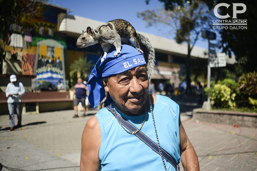 El profesor de música David UrÃas asistió a votar con su mascota