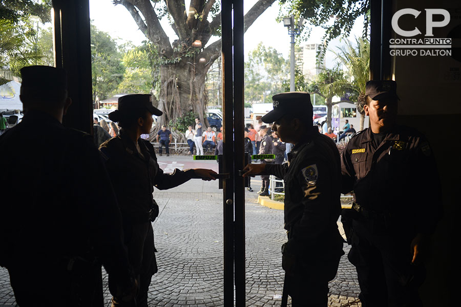 Los centros de votación fueron cerrados a las 5:00 en punto. Fueron custodiados por elementos de la PolicÃa Nacional Civil.