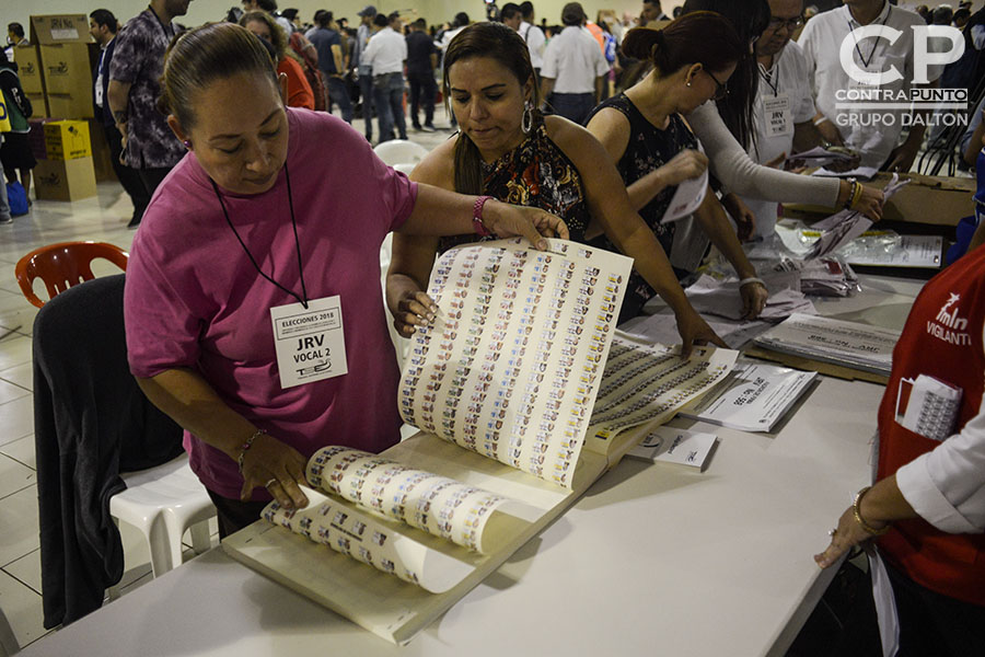 Integrantes de la Junta Receptora de Votos (JRV) realizan el conteo de las actas sin utilizar, al cierre de la jornada electoral.