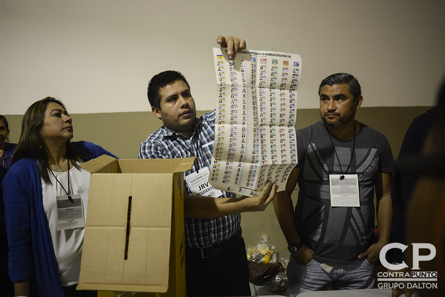 Conteo de votos en el pabellón 1 del Centro Internacional de Ferias y Convenciones (CIFCO), en San Salvador.