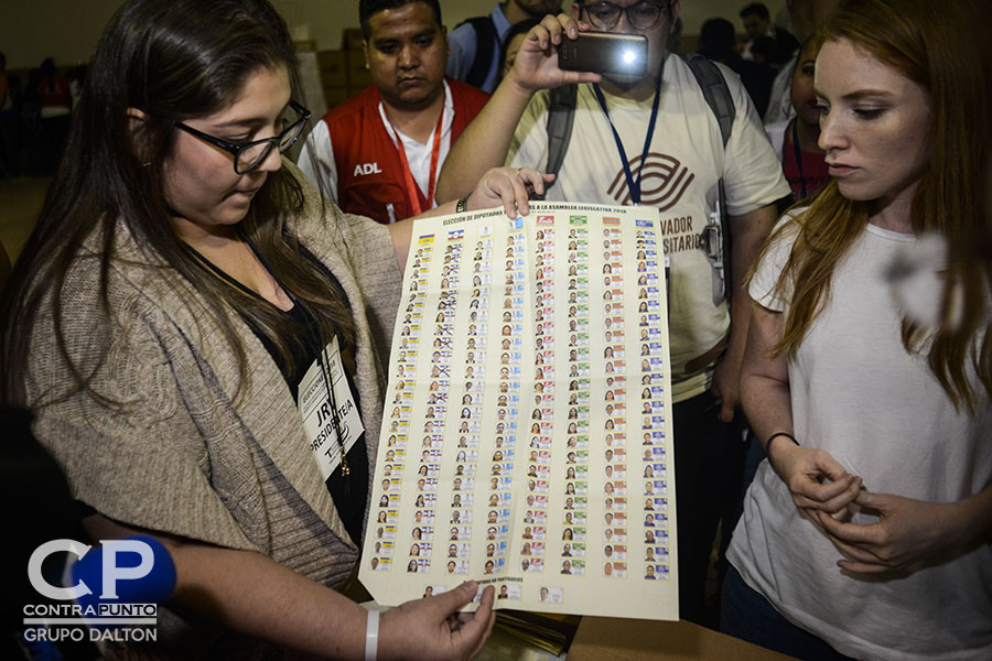 Conteo de votos en el pabellón 1 del Centro Internacional de Ferias y Convenciones (CIFCO), en San Salvador.