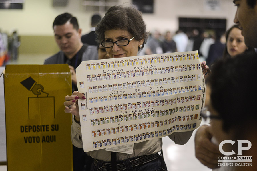 Conteo de votos en el pabellón 1 del Centro Internacional de Ferias y Convenciones (CIFCO), en San Salvador.