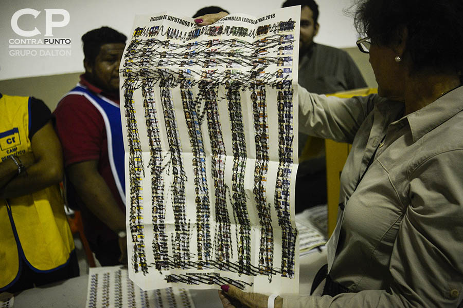 Conteo de votos en el pabellón 1 del Centro Internacional de Ferias y Convenciones (CIFCO), en San Salvador.