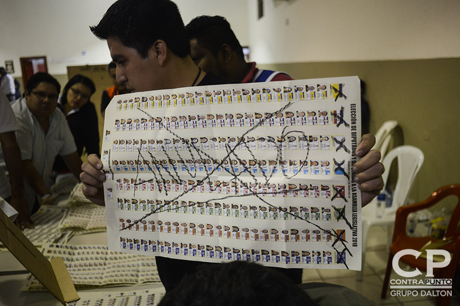Conteo de votos en el pabellón 1 del Centro Internacional de Ferias y Convenciones (CIFCO), en San Salvador.