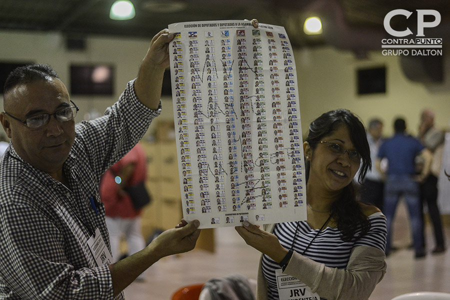 Conteo de votos en el pabellón 1 del Centro Internacional de Ferias y Convenciones (CIFCO), en San Salvador.