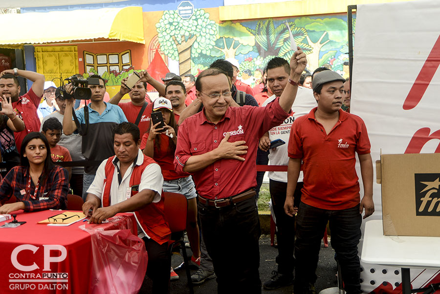Gerson MartÃnez, uno de los aspirantes a candidato presidencial del FMLN emite su voto. Hugo MartÃnez se convirtió en el candidato presidencial del FMLN de cara a las elecciones de 2019. El excanciller lleva en sus espaldas el peso de obtener un tercer periodo de gobierno de izquierda en el paÃs.