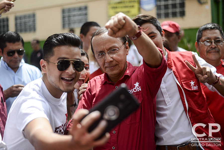 Gerson MartÃnez, uno de los aspirantes a candidato presidencial posa junto con simpatizantes en la sede central del FMLN en San Salvador. Hugo MartÃnez se convirtió en el candidato presidencial del FMLN de cara a las elecciones de 2019. El excanciller lleva en sus espaldas el peso de obtener un tercer periodo de gobierno de izquierda en el paÃs.
