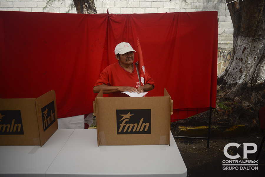 Hugo MartÃnez se convirtió en el candidato presidencial del FMLN de cara a las elecciones de 2019. El excanciller lleva en sus espaldas el peso de obtener un tercer periodo de gobierno de izquierda en el paÃs.