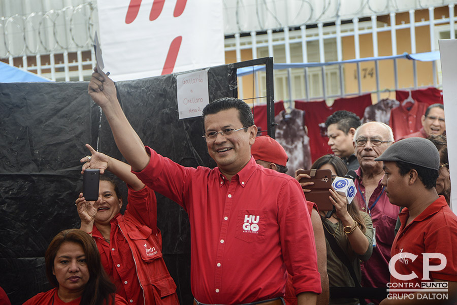 Hugo MartÃ­nez se convirtió en el candidato presidencial del FMLN de cara a las elecciones de 2019. El excanciller lleva en sus espaldas el peso de obtener un tercer periodo de gobierno de izquierda en el paÃ­s.